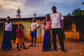 4 juin 2015: Enfants  dans le quartier d'une mosquée à N'Zérékoré, Guinée forestière, République de Guinée, Afrique de l'Ouest                                                     4 June 2015: Children in a Mosquée neighborhood in N'Zérékoré, Forest Region, Republic of Guinea, West Africa