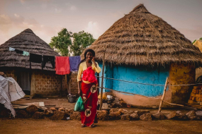 2 juin 2015: femme revenant du marché avec son bebe, Kankan, Haute-Guinée, République de Guinée, Afrique de l'Ouest                  2 June 2015: woman coming back from the market with her baby, Kankan, Upper-Guinea, Republic of Guinea, West Africa