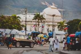 HAITI - EARTHQUAKE SURVIVORS -  REFUGEE CAMP - PRESIDENTIAL PALACE - PORT AU PRINCE