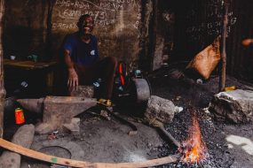5 janvier 2014, ''couturier de la ferraille'', quartier des ferrailleurs, marché de Madina, Conakry, République de Guinée                                    5 January 2014, ''scrap taylor'', scrap dealer neighborhood, Madina Market, Conakry, Republic of Guinea