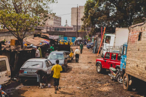 5 janvier 2014, ''couturier de la ferraille'', quartier des ferrailleurs, marché de Madina, Conakry, République de Guinée                                    5 January 2014, ''scrap taylor'', scrap dealer neighborhood, Madina Market, Conakry, Republic of Guinea
