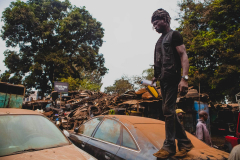 5 janvier 2014, ''couturier de la ferraille'', quartier des ferrailleurs, marché de Madina, Conakry, République de Guinée                                    5 January 2014, ''scrap taylor'', scrap dealer neighborhood, Madina Market, Conakry, Republic of Guinea