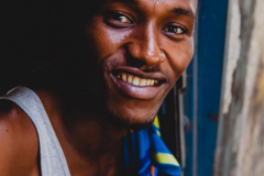 5 janvier 2014, ''couturier de la ferraille'', quartier des ferrailleurs, marché de Madina, Conakry, République de Guinée                                    5 January 2014, ''scrap taylor'', scrap dealer neighborhood, Madina Market, Conakry, Republic of Guinea